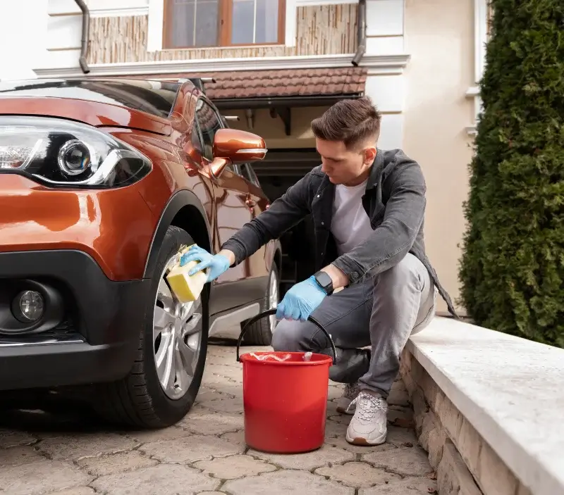 Lavage auto à domicile Venizel : professionnel intervenant sur un véhicule